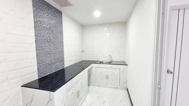 ขายทาวน์เฮ้าส์หมู่บ้านกรุงทอง 2 ชั้น 2 ห้องนอน 1 ห้องน้ำ รีโรเวทใหม่ พร้อมเข้าอยู่ ฟรีโอน