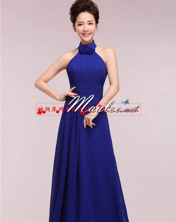 พร้อมเช่า ชุดราตรียาว สีน้ำเงิน คล้องคอ อกอัดพลีทตลอดจนถึงช่วงเอว เพิ่มดอกใต้คอ