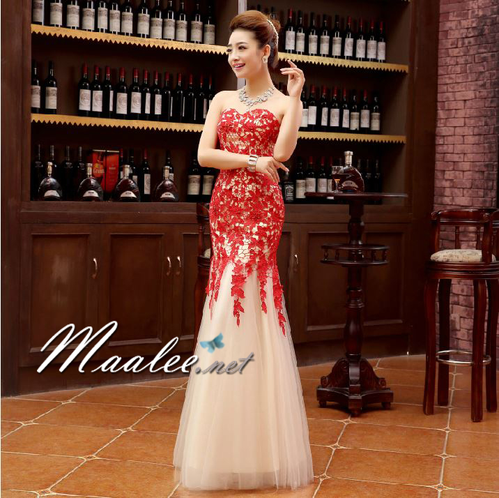 พร้อมเช่า ชุดราตรียาว สีแดง แบบเกาะอก ลายลูกไม้ ทรงหางปลาแต่งผ้าตาข่าย (เชือกผูกหลัง)