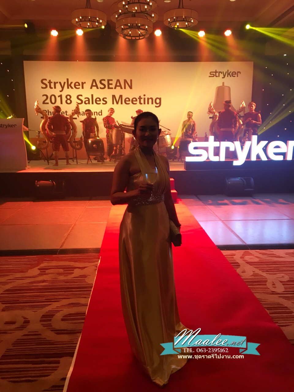 พร้อมเช่า ชุดราตรียาว เกาะอก แบบเก๋คล้องคอ สีทอง กระโปรงทรงเอ ประดับเลื่อมช่วงเอว