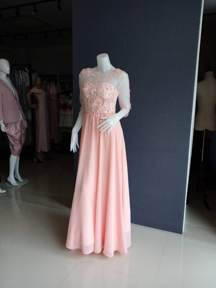 พร้อมเช่า ชุดราตรียาว สีโอโรส แขนยาว แบบเรียบหรู แต่งลูกไม้เซาะดอก ปักลูกปัดมุก