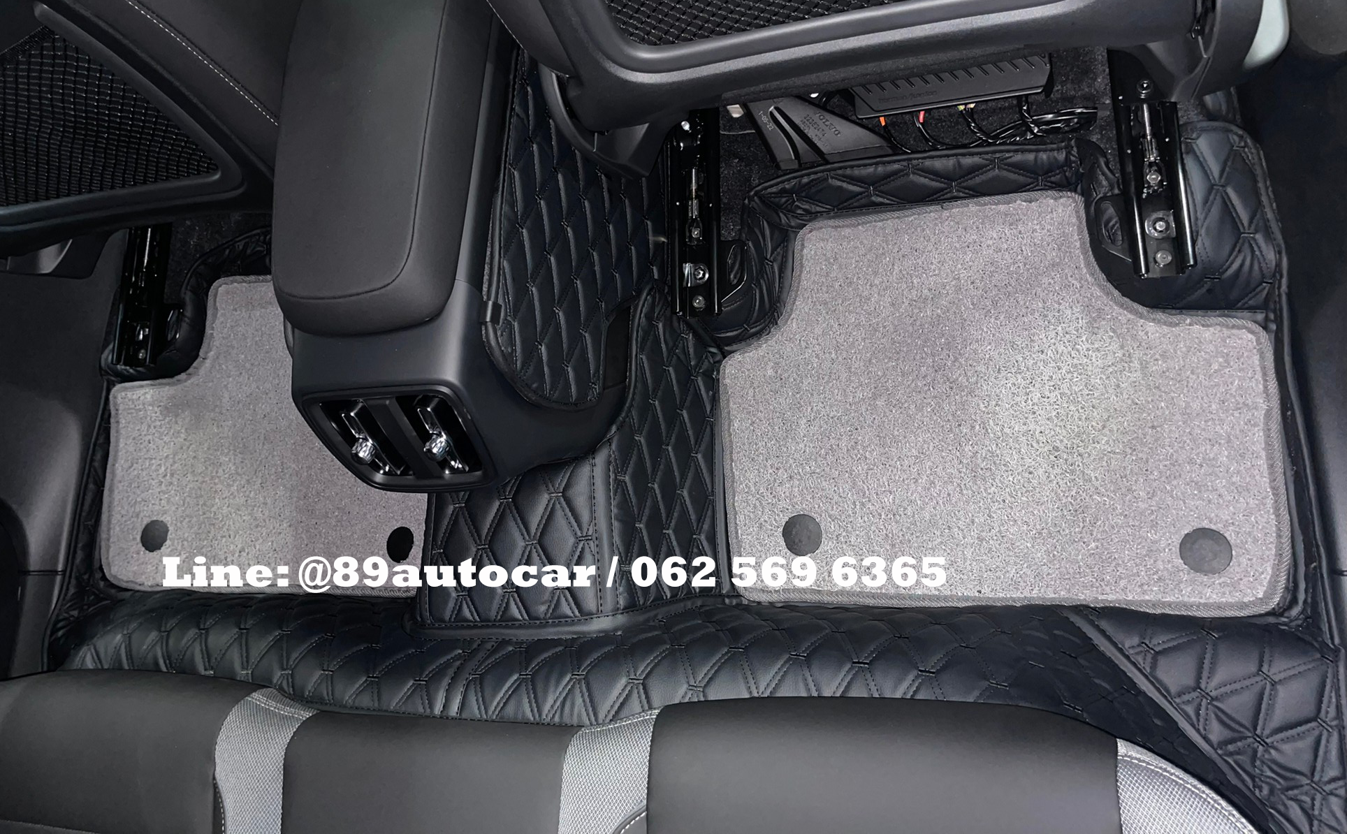 พรมปูพื้นรถยนต์ Volvo XC40 Recharge 2024 ปูพรมVVIP สีดำด้ายดำ เสริมด้วยพรมไวนิลดักฝุ่นสีเทา เต็มคัน
