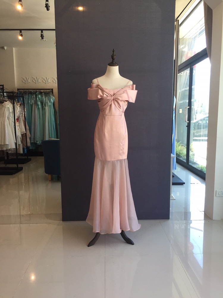 พร้อมเช่า ชุดราตรียาว สีโรสโกลด์ สายเดี่ยวปาดไหล่ ระบายผ้าแก้ว