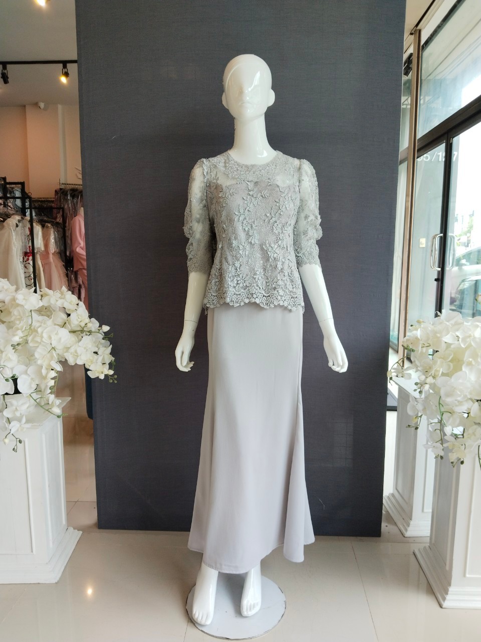 พร้อมเช่า ชุดเสื้อลูกไม้ คอกลม สีเทา แขนตุ๊กตาสามส่วน กระโปรงทรงหางปลา