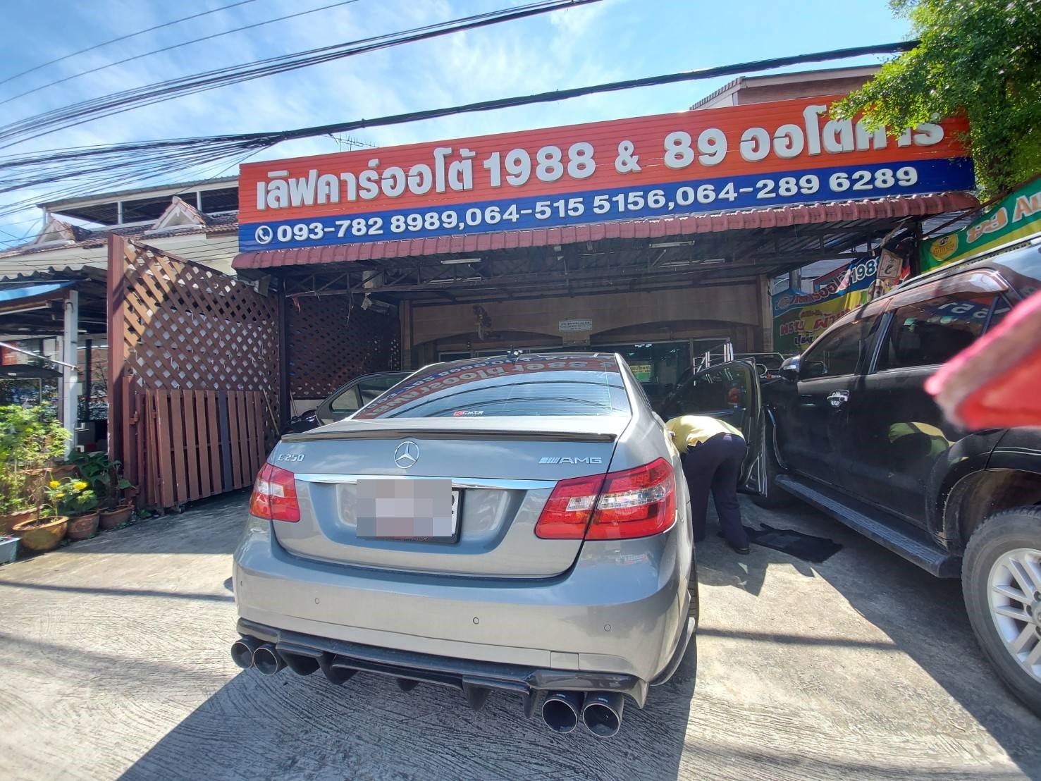 ขายพรมปูพื้นรถยนต์ Benz E250 W212 ปูพรม7D สีดำด้ายทอง + พรมดักฝุ่นสีน้ำตาล เข้ารูป
