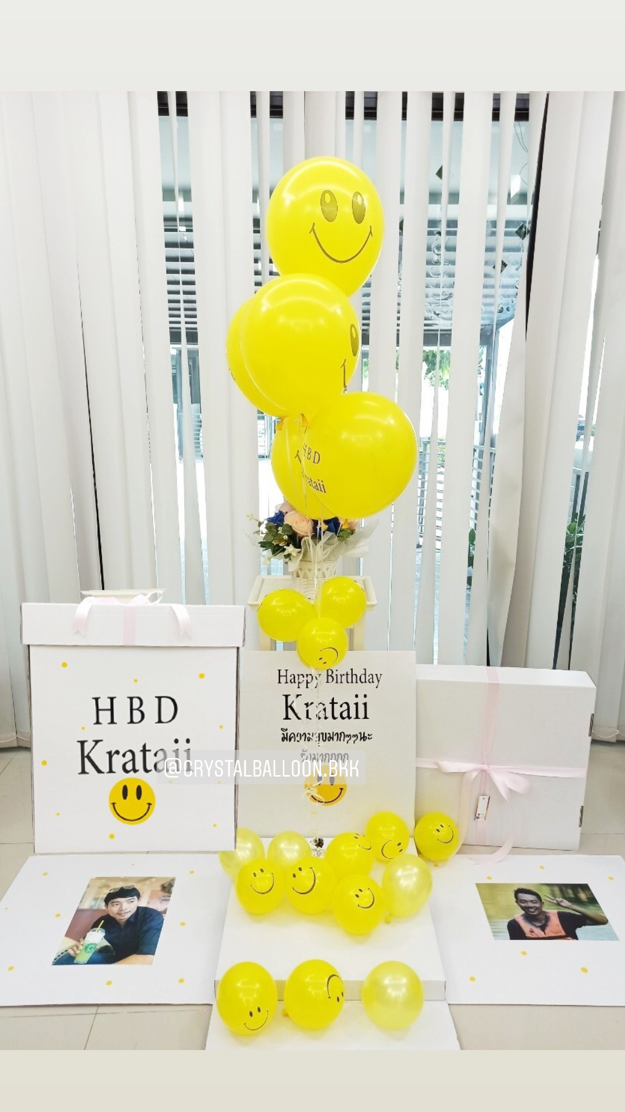 Surprise Box กล่องเซอร์ไพรส์วันเกิดลูกโป่ง Emoji หน้ายิ้ม สีเหลือง พร้อมตกแต่ง ช่อลูกโป่ง 1 ช่อ สามารถใส่รูปได้ 2 ใบ