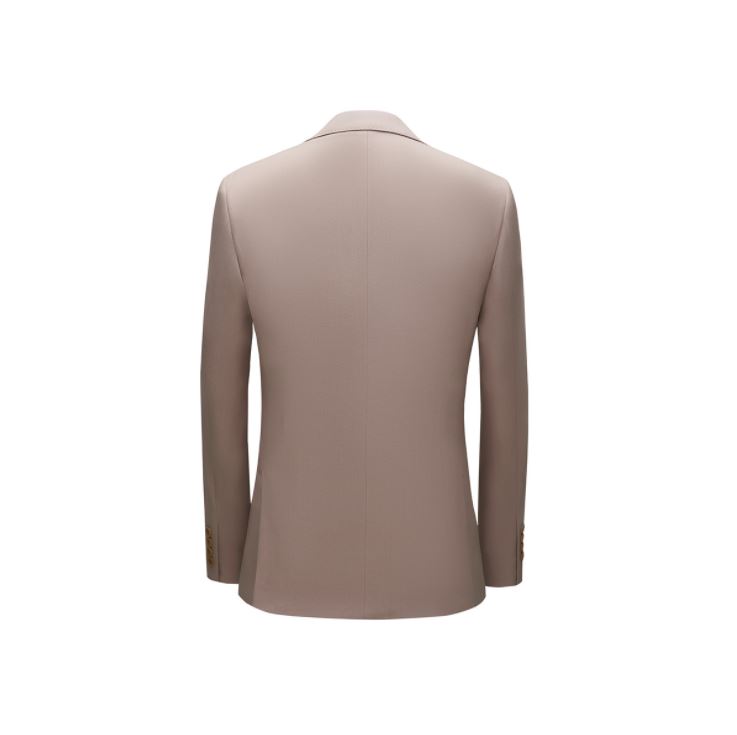 พร้อมเช่า ชุดสูทชาย งานเนียบ แบบเรียบหรู สีเบจ พร้อมเสื้อกั๊ก