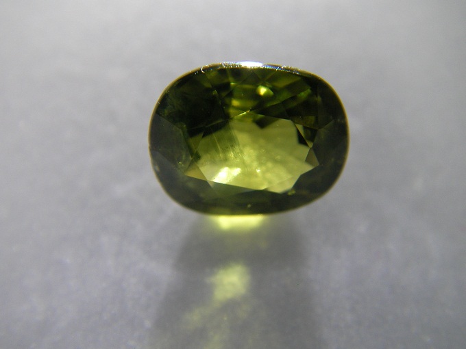 Green Sapphire unheated พลอยดิบ ใบเซอร์ BGL-Q01752 มรกต (เขียวส่อง) (Green Sapphire)ดิบไม่เผา VVS-IF ขนาดพลอย 5.71 x7.56 x3.90 mm.1.73 ct.