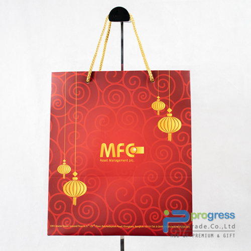 ถุงกระดาษอาร์ตการ์ด 310 แกรม ขนาด 26x30x21 cm. พิมพ์ 4 สี เคลือบด้าน