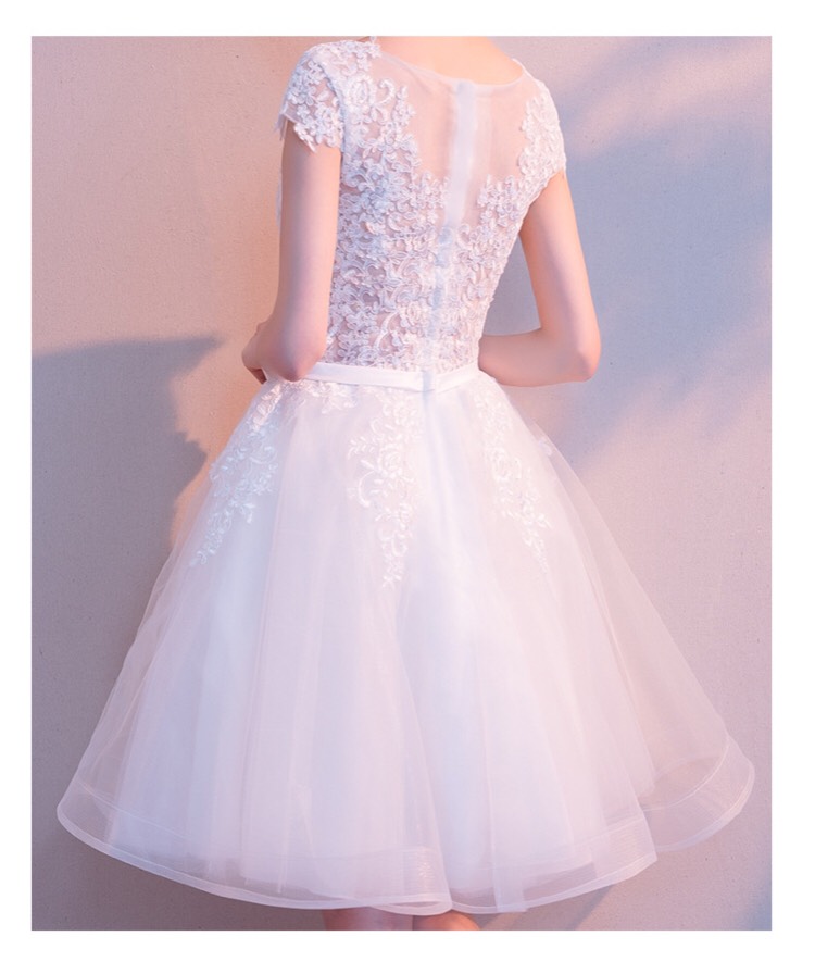 พร้อมส่ง ชุดราตรีสั้น แขนสั้น สีขาว สวยหวาน กระโปรงตาข่าย ตัวชุดลูกไม้&แต่งโบว์ช่วงเอว (ซิปหลัง)