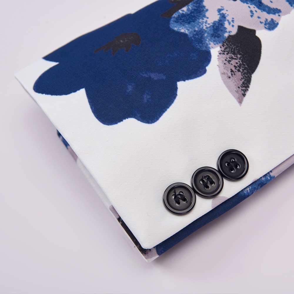 พร้อมเช่า ชุดสูท สูทชาย สีขาว พิมพ์ลายดอกไม้โทนน้ำเงิน แนวแฟนซี (ไม่มีเสื้อกั๊ก)