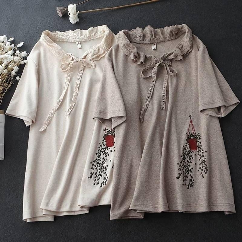 เสื้อยืดเนื้อนุ่มปักลายแต่งคอระบายผ้าลูกไม้