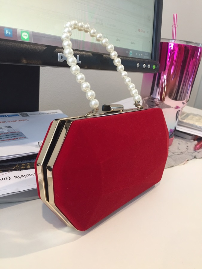 พร้อมส่ง Evening Clutch กระเป๋าออกงาน กำมะหยี่เนื้อนิ่ม สีแดง ทรงเหลี่ยม พร้อมสายโซ่