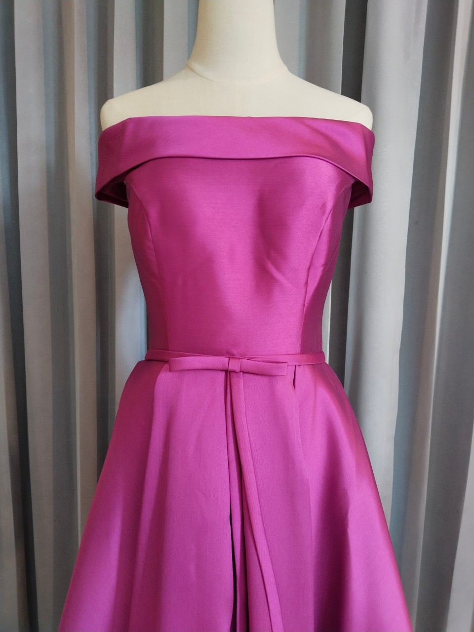 พร้อมเช่า ชุดราตรียาว แบบไหล่ปาด สไตล์วินเทจผ้าไหมดัชเชส กระโปรงทรงA แต่งโบว์2ชั้น ช่วงเอว สีม่วง (เชือกผูกหลัง)