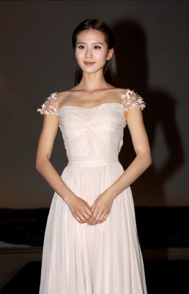 พร้อมส่ง ชุดราตรียาว สีขาว จับเดรปอกรูปหัวใจ ไหล่แต่งดอกไม้ 3 มิติสวยหวาน