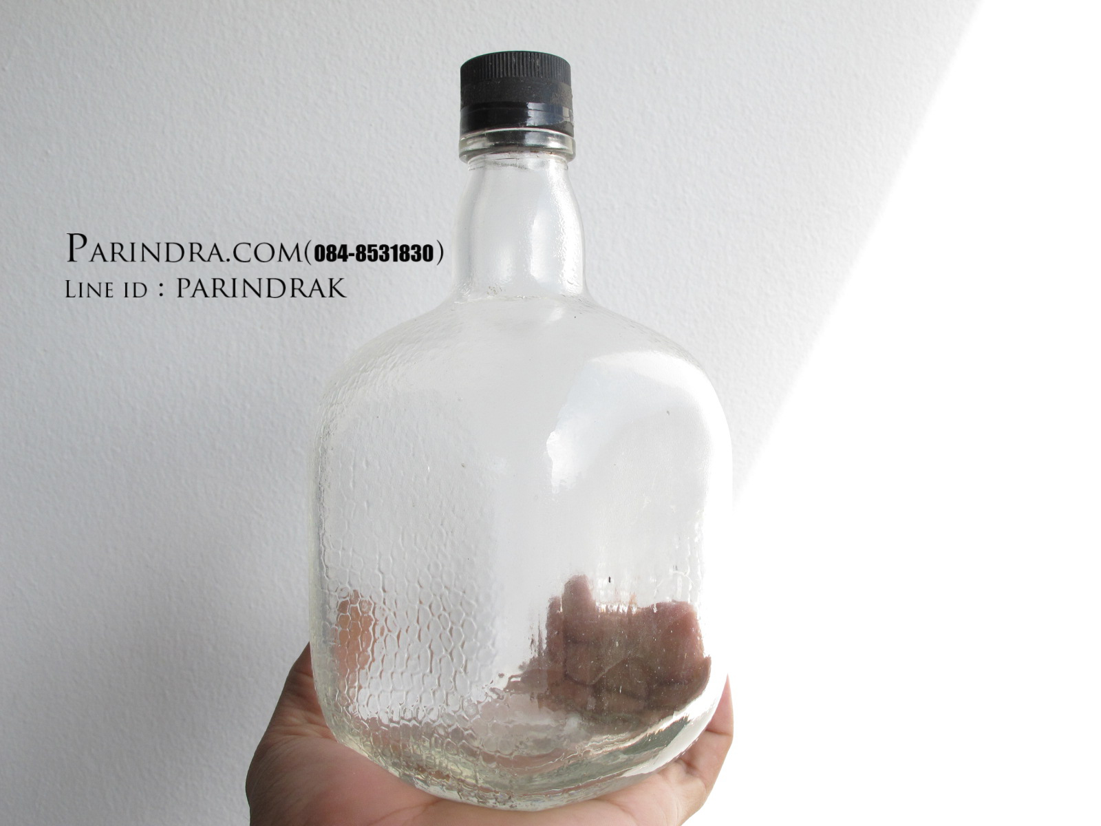 ขวดแก้วใส่สี่เหลี่ยมลายงู