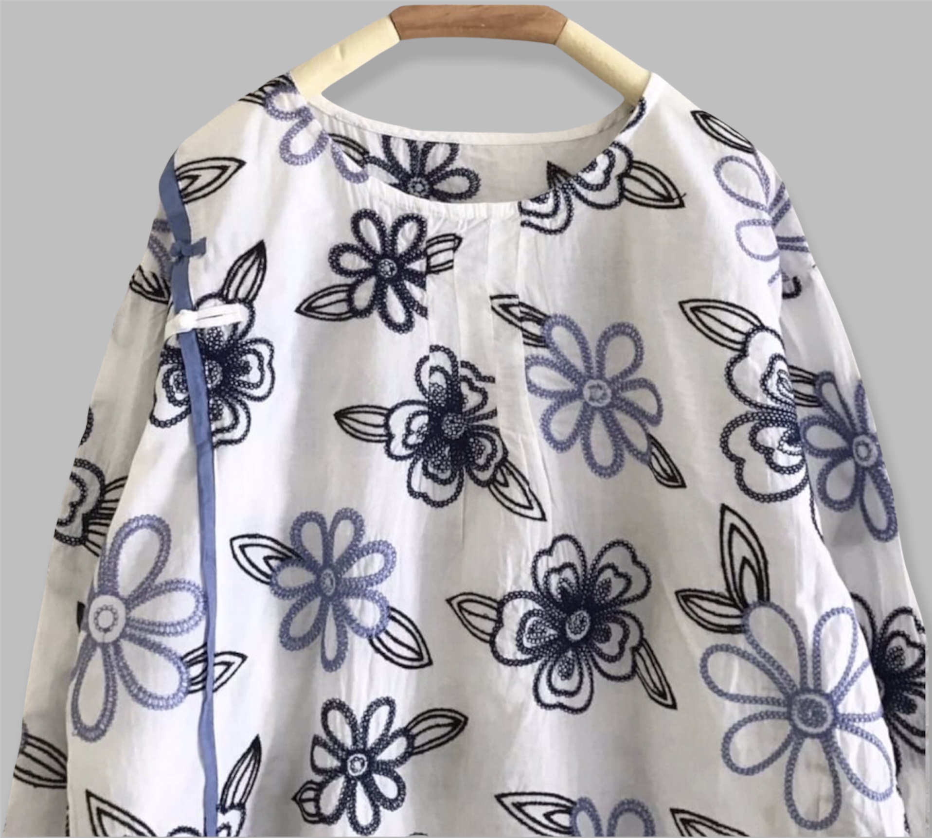 เสื้อผ้าฝ้ายลายปักดอกไม้