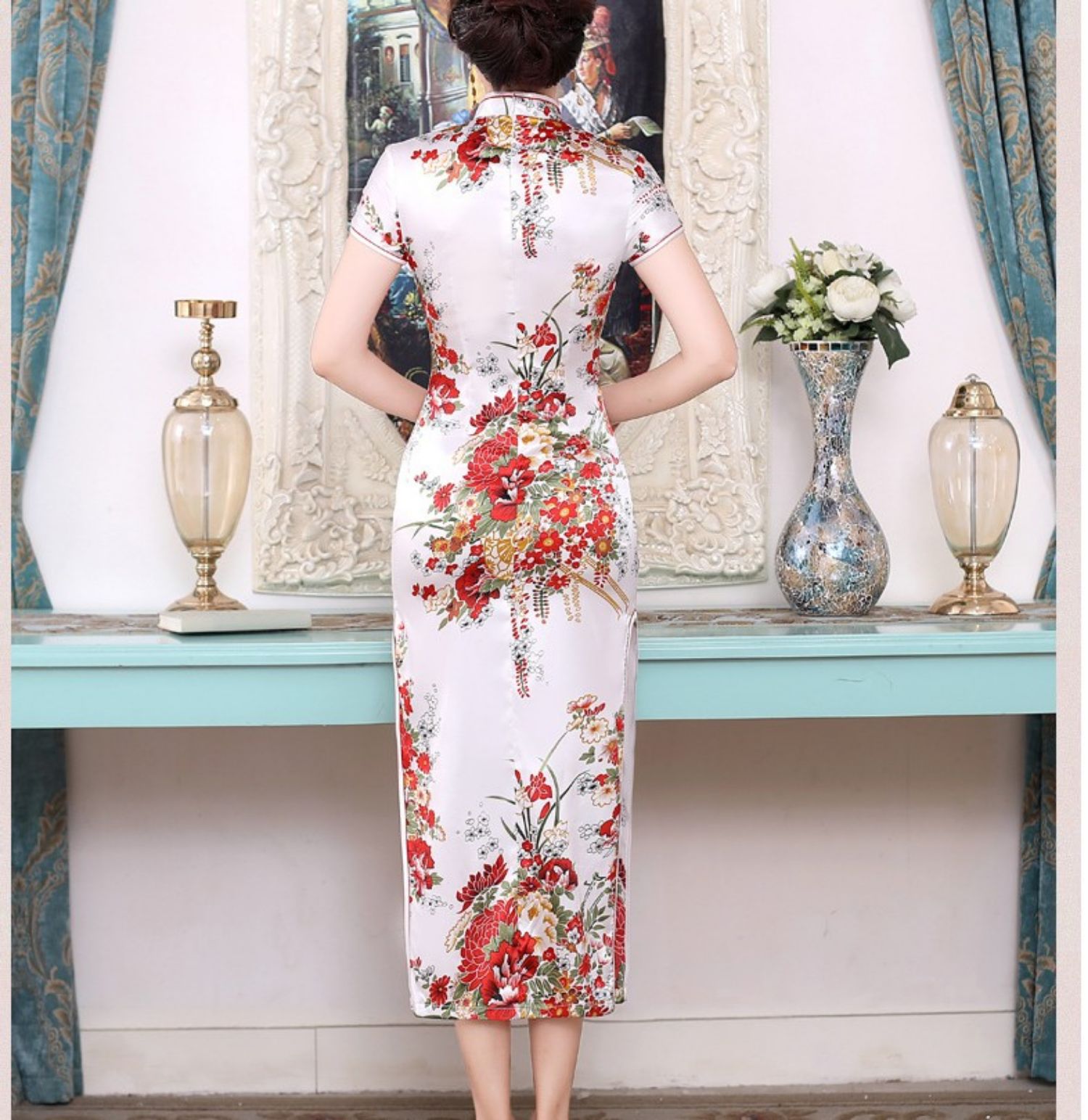 พร้อมเช่า กี่เพ้า สีขาว แขนสั้น ลายดอกไม้ ผ่าข้าง ตัดเย็บอย่างดี