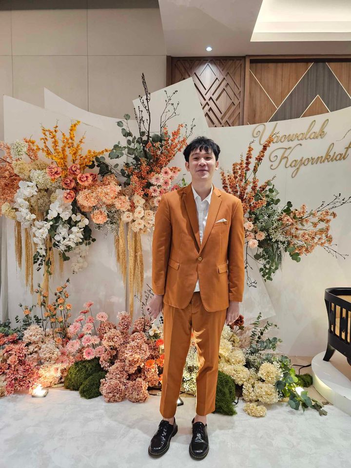 พร้อมเช่า ชุดสูทชาย สีน้ำตาล คาราเมล รุ่นคลาสสิค (ไม่มีเสื้อกั๊ก)