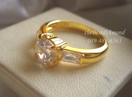 +++แหวนเพชร 3 เม็ด เม็ดกลางขนาด 1 กะรัต ด้านข้างประดับด้วยเพชรสี่เหลี่ยม ดูดีมากกก รหัส BR920