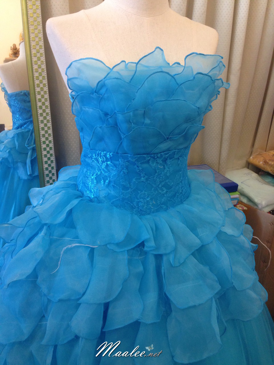 พร้อมเช่า ชุดแฟนซี ชุดราตรียาว สีฟ้า เกาะอก แต่งระบาย กระโปรงพองสวย ซิปหลัง