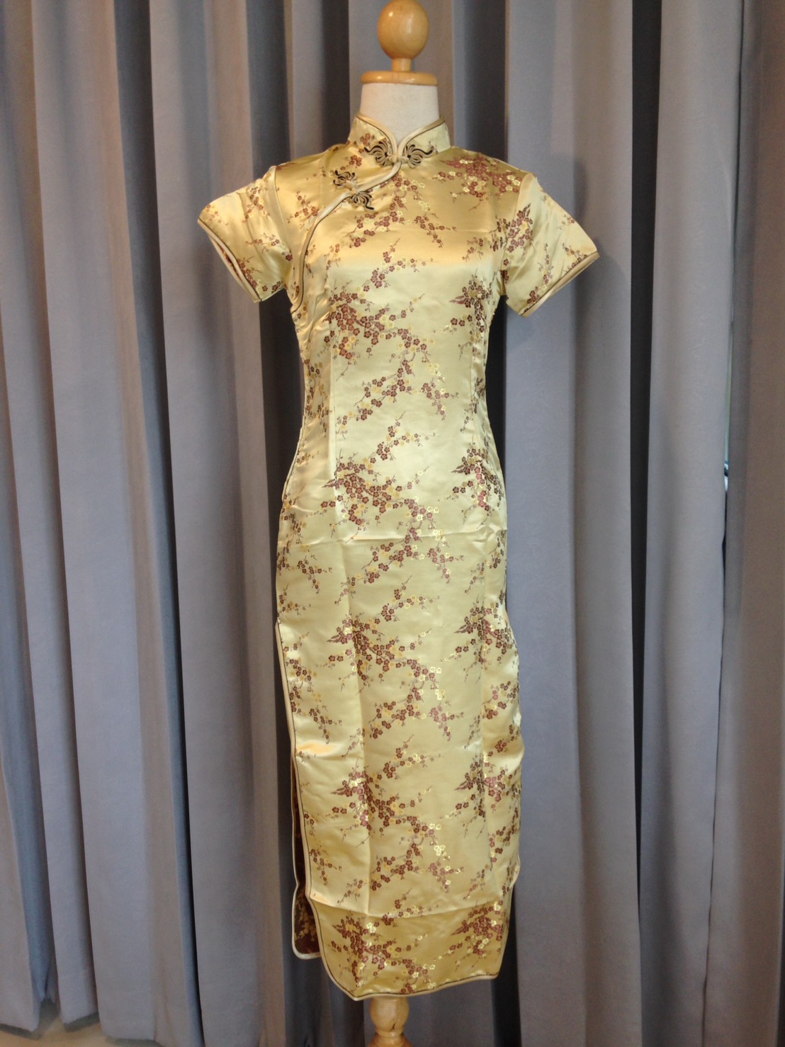 พร้อมเช่า กี่เพ้า สีทอง ลายดอกบ๊วย Cherry Blossom ผ้าไหมจีน กุ๊นขอบ ตัดเย็บอย่างดี