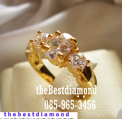 +++ แหวนเพชร 3 เม็ด ตรงกลางเป็นเพชรรูปไข่ OVal Cut สวย เรียบ หรู รหัส BR901+++