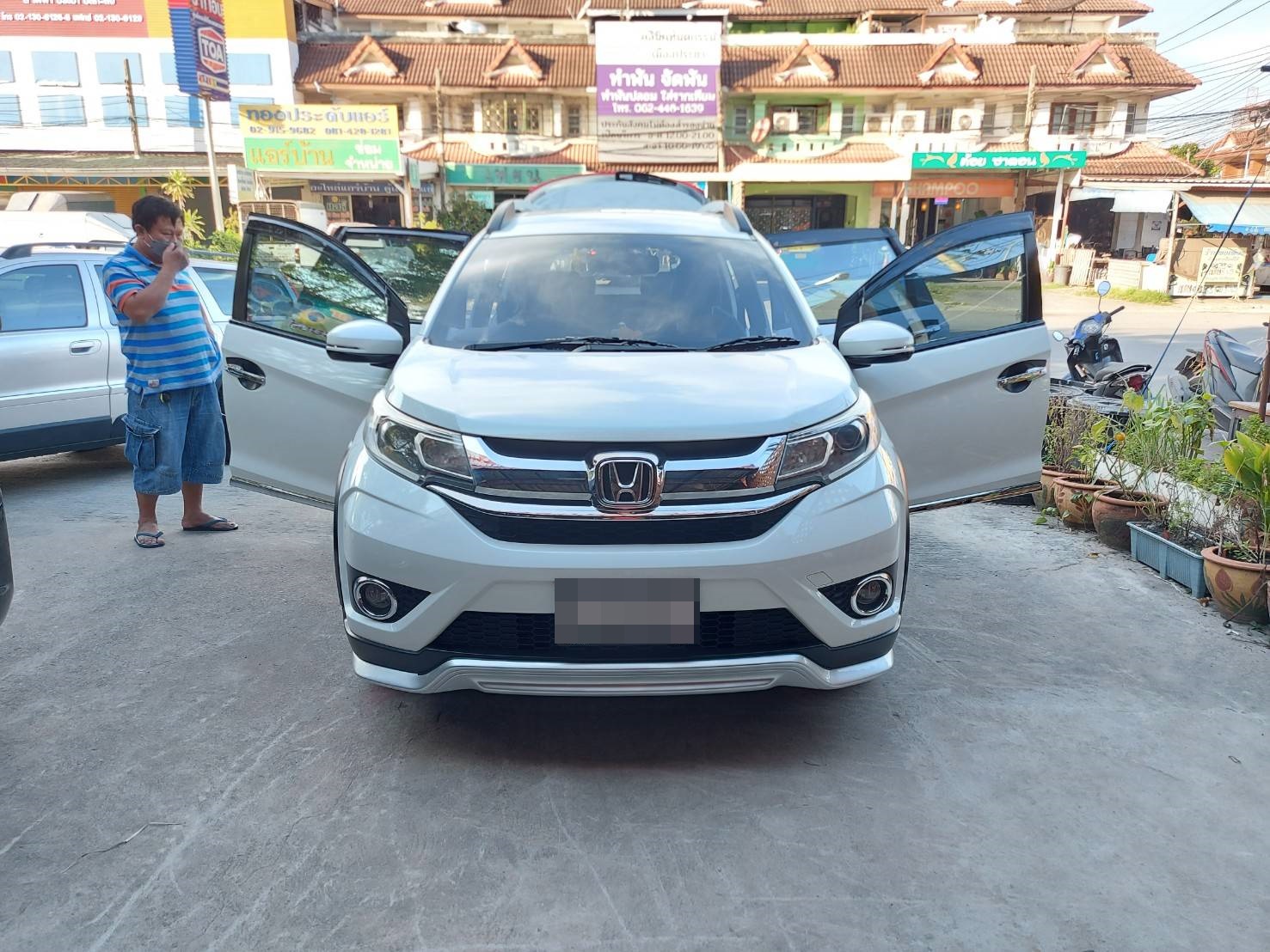 ตัดพรมในรถ Honda BR-V 7 ที่นั่ง ปูพรม7D สีดำด้ายทอง + พรมดักฝุ่นสีเทา เข้ารูป