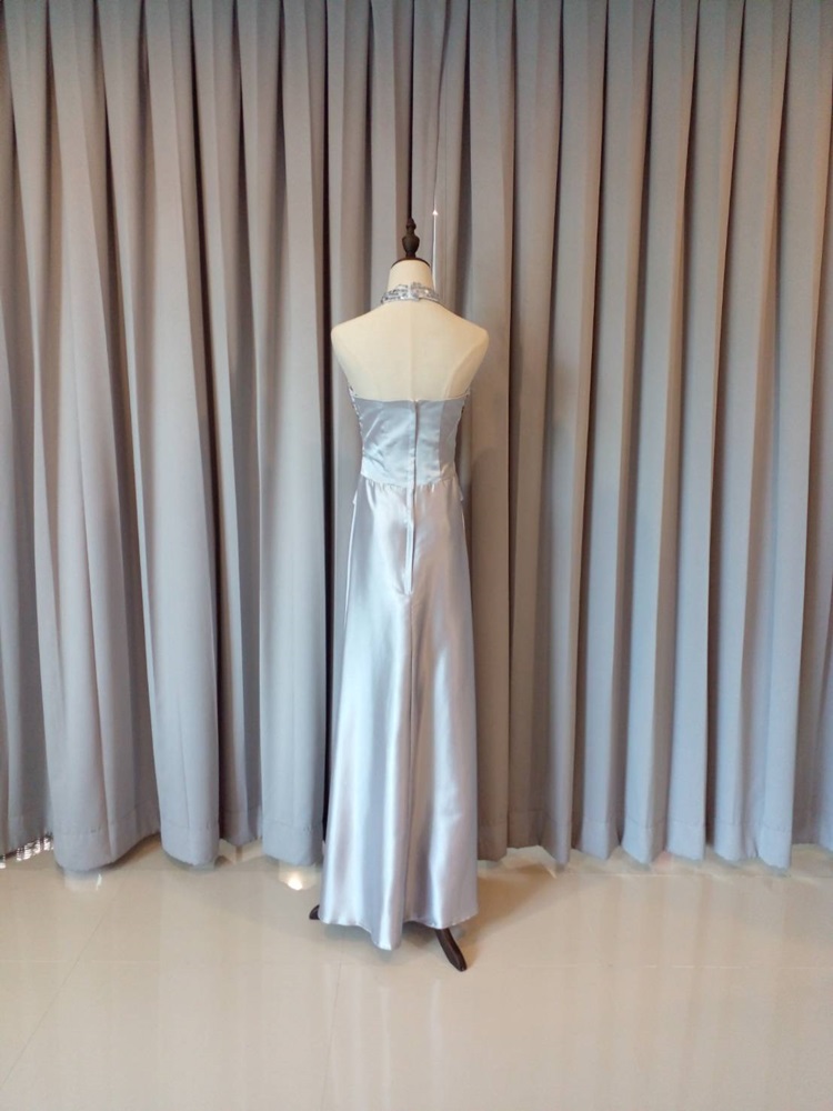 พร้อมเช่า ชุดราตรียาว สีเงิน คล้องคอ ปักเลื่อมช่วงอก กระโปรงผ้าซาติน ทรง A