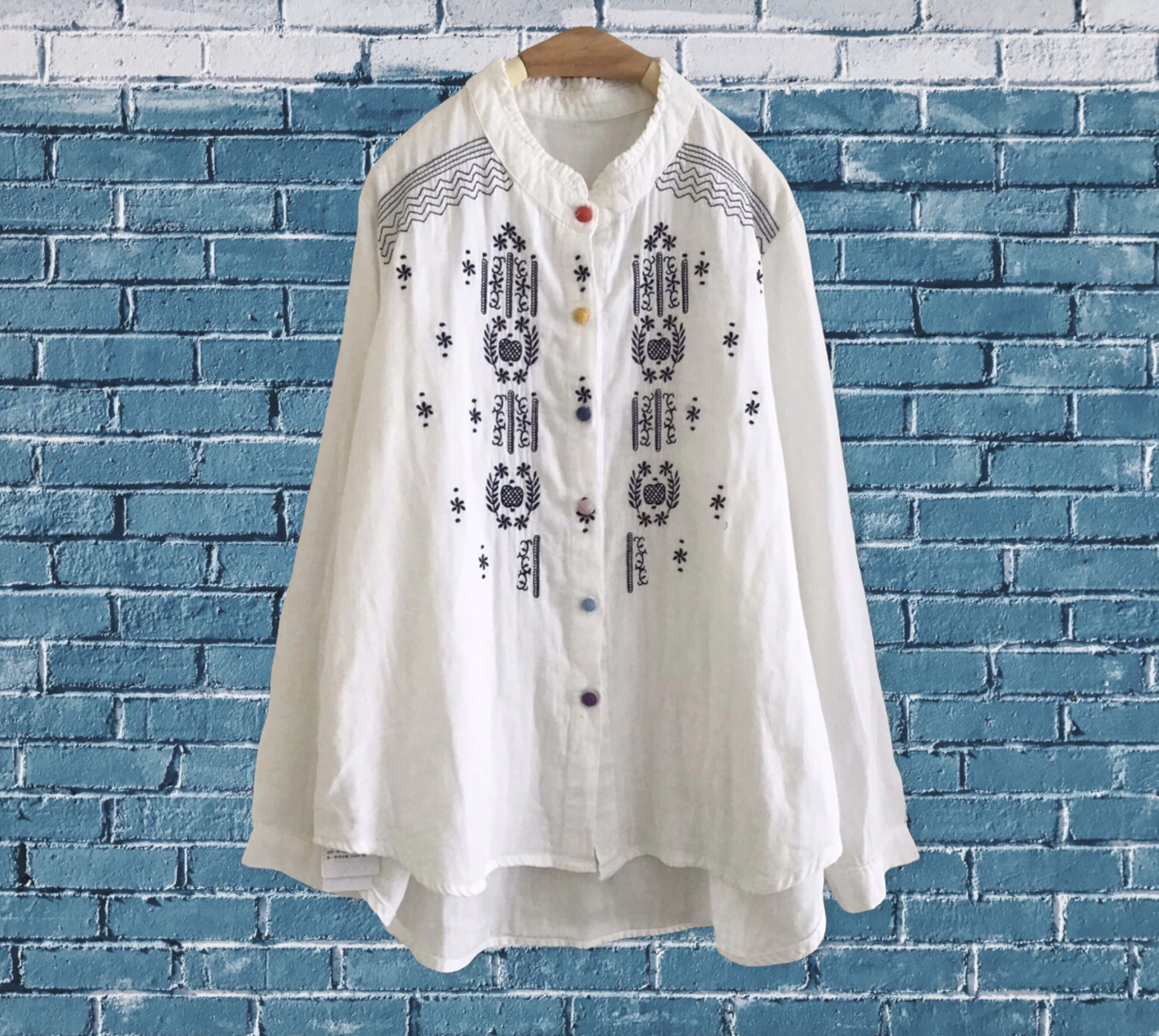 เสื้อคอปีนลายปักแต่งกระดุมสี
