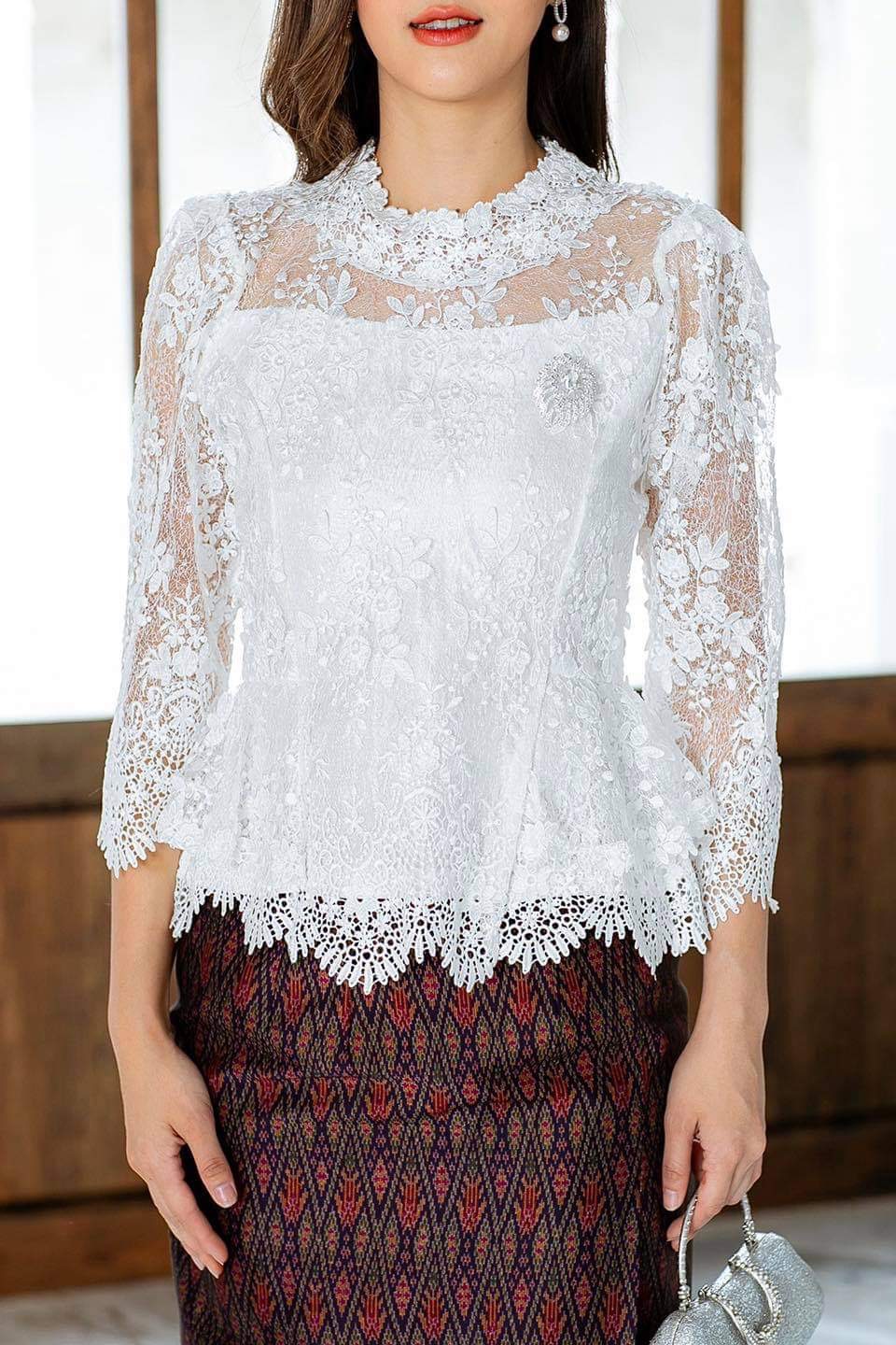 พร้อมเช่า เสื้อ ชุดเช่า ชุดไทยคุณแม่ ผ้าไหมกาฬสินทร์ เสื้อลูกไม้สีขาว คอปีน ผ้าซิ่น แยกชิ้น เรียบหรู **สามารถเลือกเปลี่ยนกระโปรงแบบที่ต้องการได้**