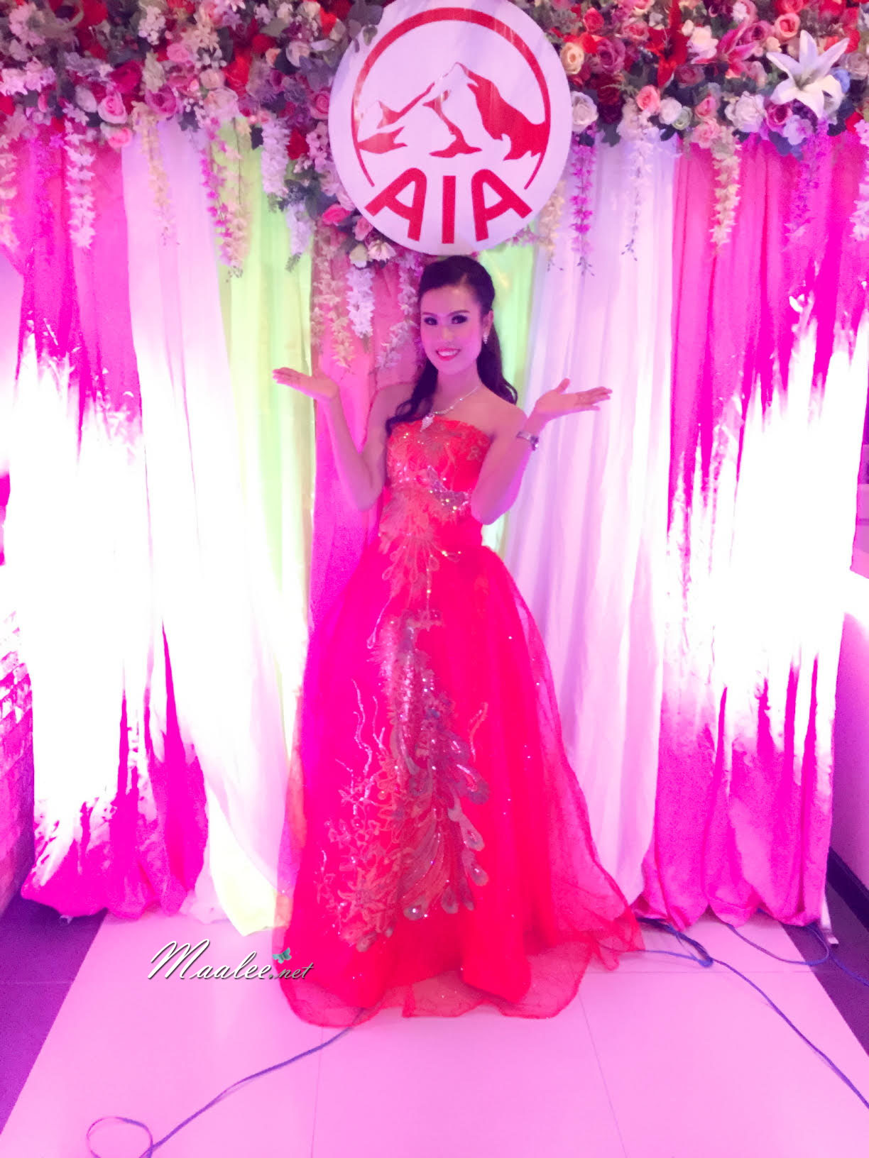 พร้อมส่ง ชุดราตรียาว เกาะอก สีแดง แต่งเลื่อมรูปลายนกยูง (ซิปหลัง)