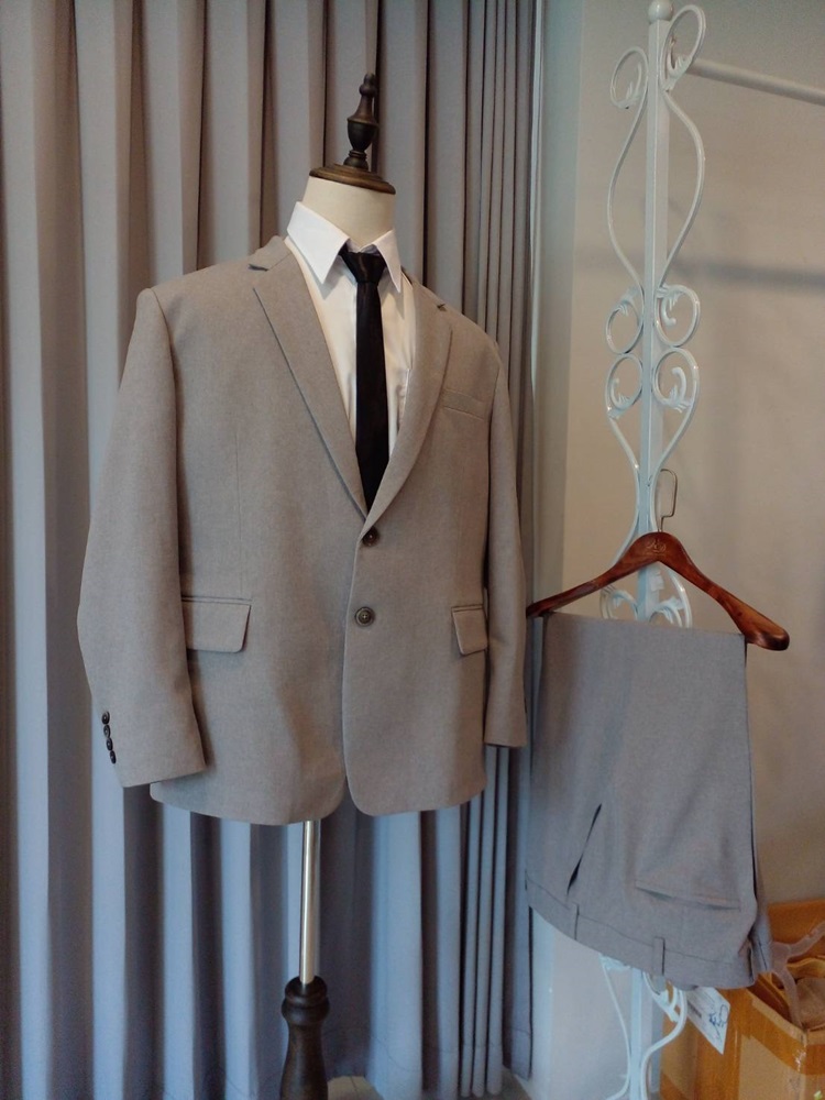 พร้อมเช่า ชุดสูทชาย สีเทาอมน้ำตาล รุ่นใหญ่พลัสไซส์ 2 กระดุม