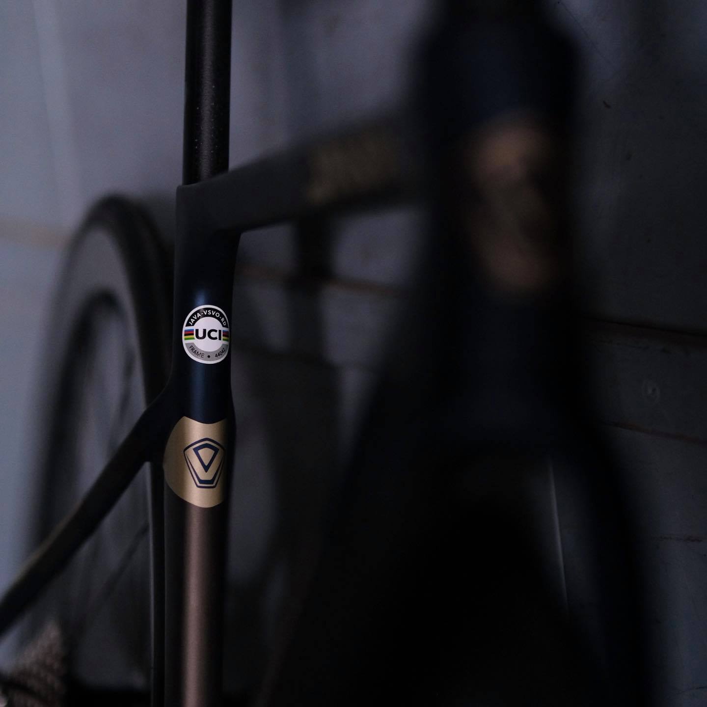 จักรยานเสือหมอบ JAVA VESUVIO DISC 22 สปีด เฟรมคาร์บอน แฮนด์อินทิเกรด ชุดเกียร์ 105 ล้อ 700c 2022