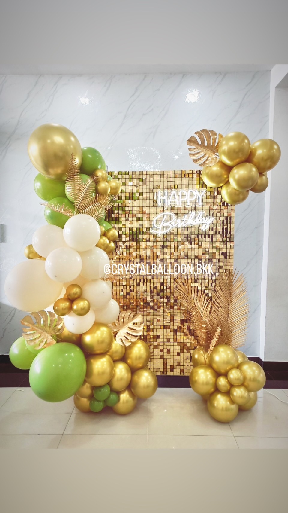 Organic Backdrop วันเกิด Theme เขียว-ทอง ฉากวิบวับ ขนาด 1.5x2 พร้อมตกแต่ง ตัวอักษรไฟ,ใบไม้ทองประดับ สามารถเปลี่ยนสีลูกโป่งได้