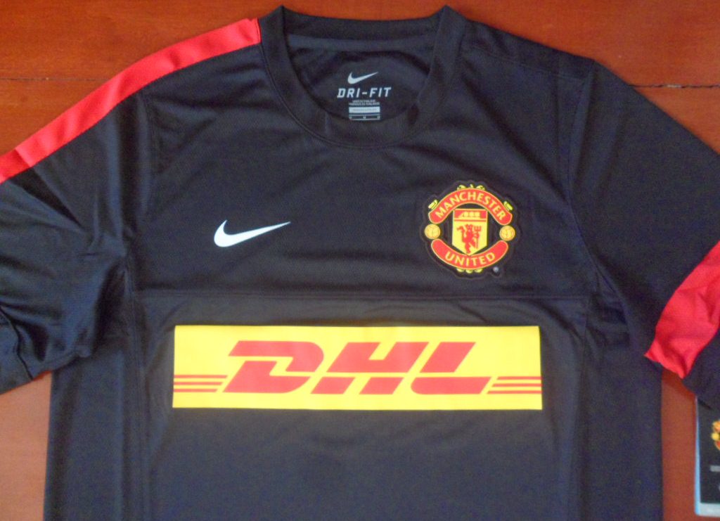 เสื้อฟุตบอล ทีมสโมสรแมนเชสเตอร์ ยูไนเต็ด ชุดฝึกซ้อม 2011/12 ใหม่ M-Size / MANCHESTER UNITED Football Shirt Training Kit 2011/12 Jersey NEW M-Size