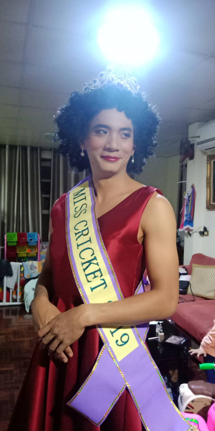 พร้อมเช่า ชุดเดรสเนื้อไหม คอวี แขนกุดจับเดรป ชายย้วย หน้าสั้นหลังยาว สีแดง