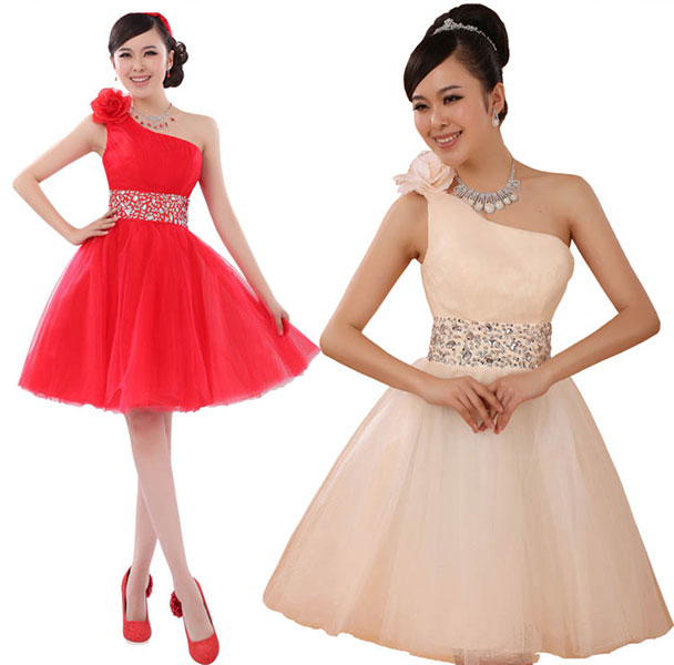 พร้อมส่ง ชุดราตรีสั้น บ่าเฉียง สีครีม Champagne อกจับจีบตีเกล็ด ประดับดอกกุหลาบบนไหล่ ปักเลื่อมหรูรอบเอว