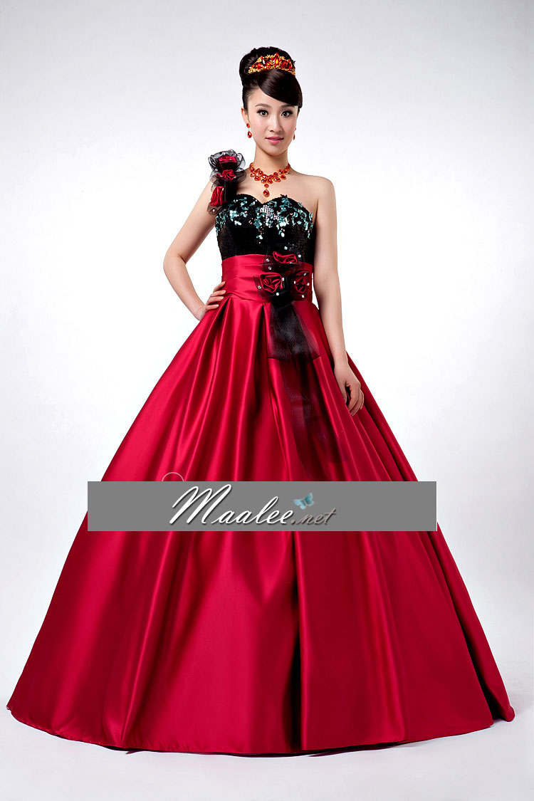 พร้อมเช่า ชุดแฟนซี ชุดราตรียาว แบบไหล่เฉียง สีแดง-ดำ แต่งดอกปักเลื่อมหรู ชุดจริงสวยเหมือนแบบ (เชือกผูกหลัง)