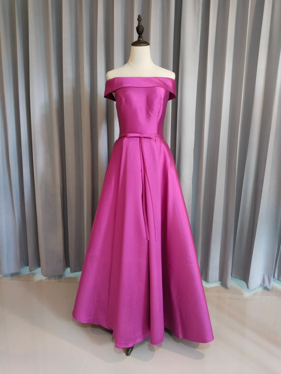 พร้อมเช่า ชุดราตรียาว แบบไหล่ปาด สไตล์วินเทจผ้าไหมดัชเชส กระโปรงทรงA แต่งโบว์2ชั้น ช่วงเอว สีม่วง (เชือกผูกหลัง)