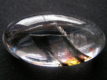 QU0025 แก้วเข้าแก้วเกาะติดแก้วขนเหล็กมัดเกลียวแพรพริ้วกระจายแผ่ปลาย ในเนื้อแก้วพาดกลางเม็ด ขนาดเม็ดแก้ว 21.68x39.97x13.9 mm.นน. 86.28 ct.