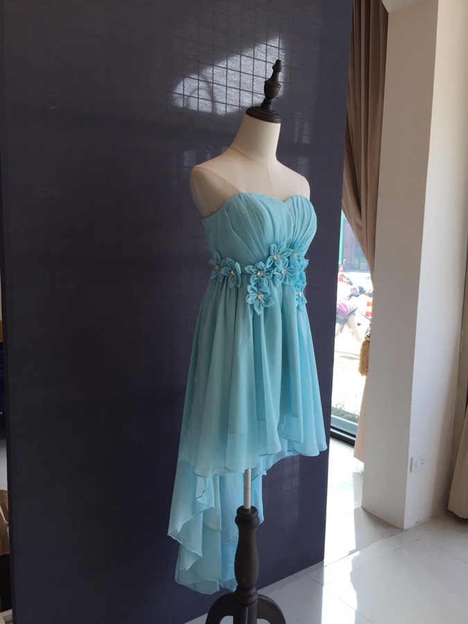 พร้อมเช่า ชุดราตรีสั้น เกาะอก หน้าสั้นหลังยาว แต่งดอกเพิ่มคริสตัล สีฟ้า