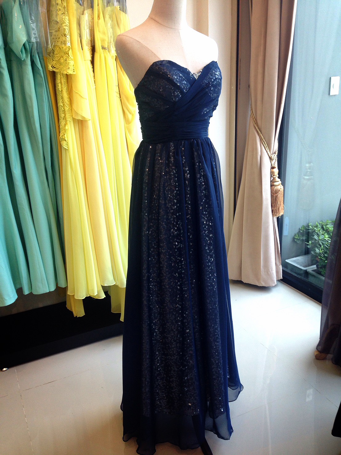 พร้อมเช่า ชุดราตรียาว เกาะอก สีกรมท่า ตัวชุดสวยหรู แต่งเลื่อมทั้งชุด ผ้าด้านนอกเป็นผ้าชีฟอง (เชือกผูกหลัง)