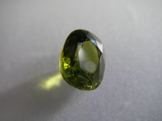 Green Sapphire unheated พลอยดิบ ใบเซอร์ BGL-Q01752 มรกต (เขียวส่อง) (Green Sapphire)ดิบไม่เผา VVS-IF ขนาดพลอย 5.71 x7.56 x3.90 mm.1.73 ct.
