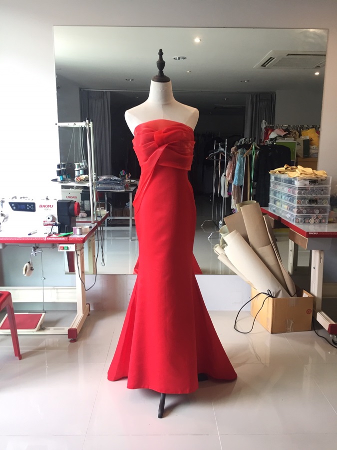 พร้อมเช่า ชุดเจ้าสาว/เพื่อนเจ้าสาว ราตรียาว แบบเกาะอก ทรงหางปลา สีแดง เรียบหรู แต่งผ้าแก้วช่วงอก กระโปรงผ้าซาติน ชายยาว (เชือกผูกหลัง)