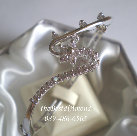 BB016RD+++กำไลcurve ดอกไม้+++กำไลน่ารักๆๆๆ เป็นรูปดอกไม้อยู่ใน curve ดีไซน์น่ารัก เก๋ไก๋ ดูModernมากๆ เหมือนออกจากร้านเพชรเลยค่ะ