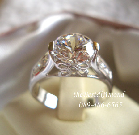 แหวนเพชรเม็ดเดี่ยวประมาณ 1 กะรัตกว่าๆ แบบแหวนชู สวยหรูมาก งานทองขาว 24 K หนา 5ไมครอน รหัส BR913RD