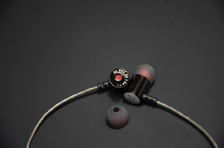 ขาย หูฟัง Knowledge Zenith ED3 หูฟัง อินเอียร์ In-ear ระดับ high end professional เบสยืดหยุ่น เสียงดี สายถักพิเศษ 32 core L-OFC มาพร้อมกับเทคโนโลยี Super noise Reduction