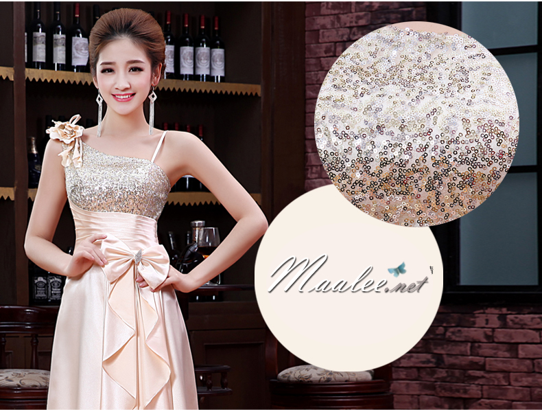 พร้อมเช่า ชุดราตรียาว ไหล่เฉียง สีน้ำเงิน ปักเลื่อมไล่สี จับจีบแต่งโบว์ช่วงเอว ประดับดอกไม้สวยหวานบนไหล่