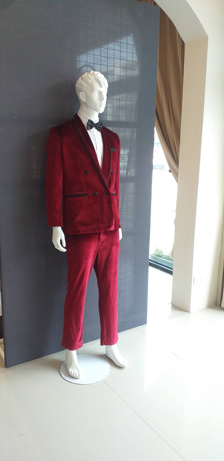 สูทแฟนซี สูท แดงแต่งขอบดำ กระดุมคู่ เนื้อผ้ากำหยี่ หรูหรา